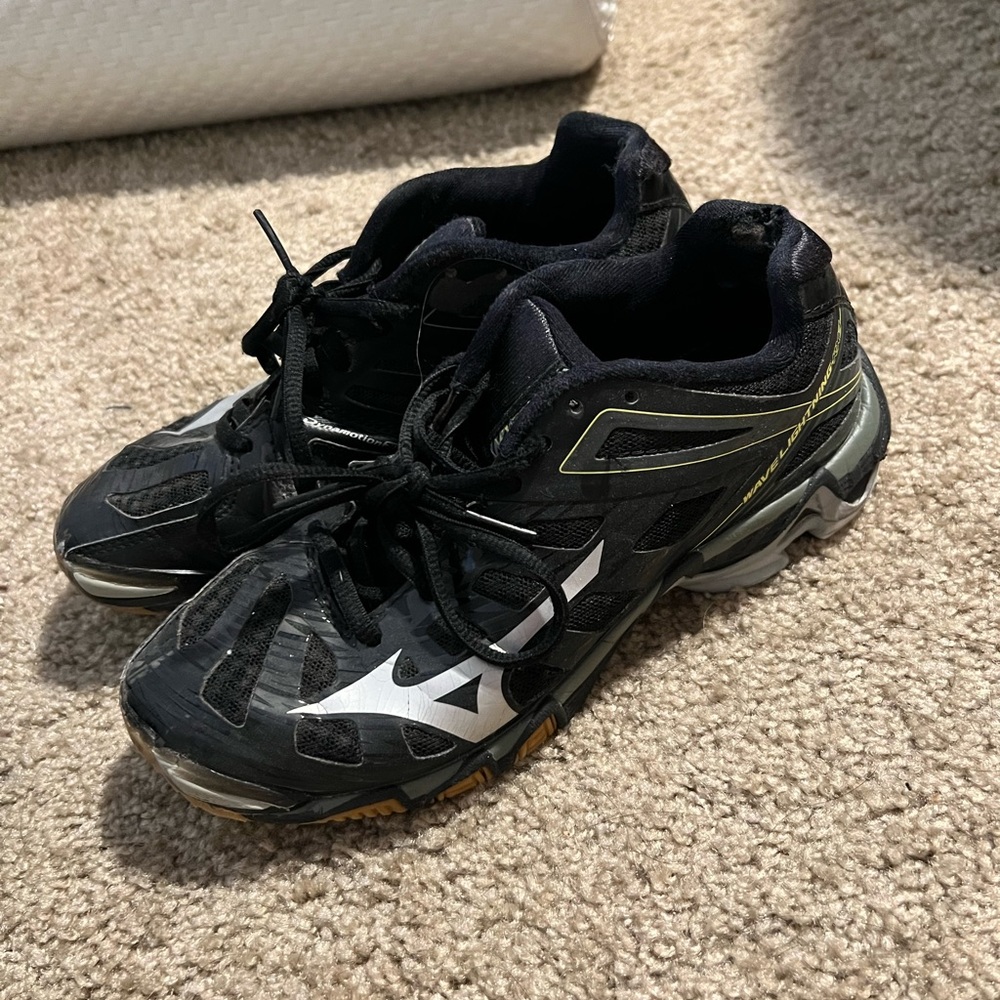 Mizuno volleyball shoes